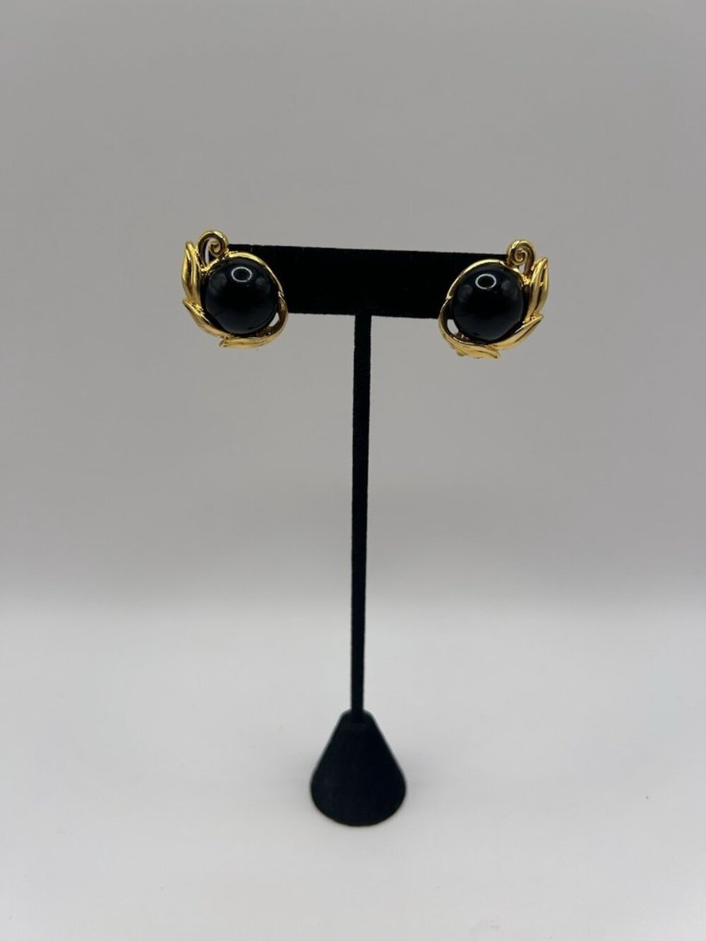 Vintage Trifari Black Cabochon Gold Tone Leaf Clip On Earrings Christmas Gift - Picture 12 of 12